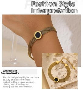 Vue détaillée du bracelet à mailles dorées avec disque romain porté au poignet féminin