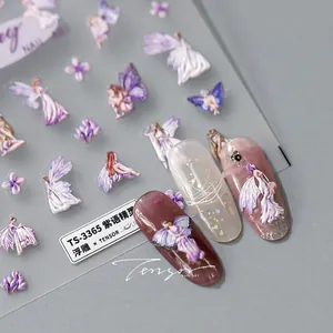 Détail macro de stickers ongles 3D gaufrés avec motifs de fées et fleurs violettes