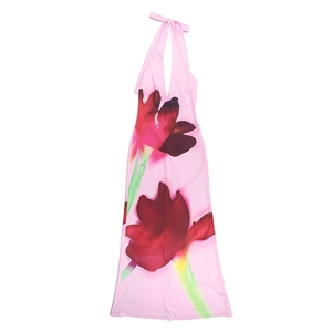 Dettaglio dell'abito maxi allacciato al collo rosa con motivo floreale rosso in seta