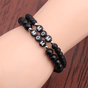 Bracelet fête des mères en perles mates noires et perles lettres MOM blanches