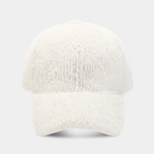 Gros plan sur la texture douce en fausse fourrure beige d'une casquette de baseball épurée