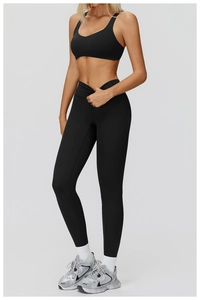 Détail du legging de yoga taille haute avec taille croisée en V en tissu noir mat