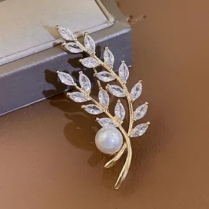 Elegant gold-plated wheat-shaped brooch with white pearl and marquise-cut zircons