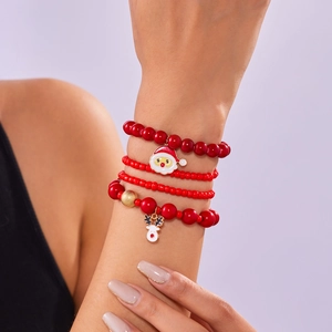 Dettaglio del set di braccialetti natalizi con perline rosse, Babbo Natale e renna