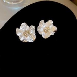Vue détaillée des boucles d'oreilles fleur en argent 925 avec perles et strass