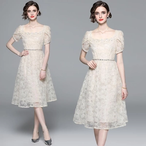 Französisches Elegantes Damen Midikleid Spitze Blumenstickerei Eckiger Ausschnitt Puffärmel Strassgürtel Hohe Taille