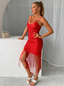 Vestido ajustado rojo con lentejuelas, escote en V profundo y flecos largos