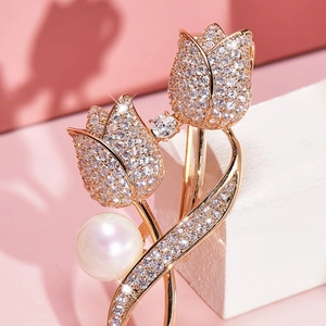 Elegante Tulpenbrosche aus Goldmetall mit glänzenden Diamanten und weißer Perle verziert