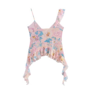 Detail eines rosa floralen Crop-Tops mit asymmetrischen Trägern und Rüschensaum