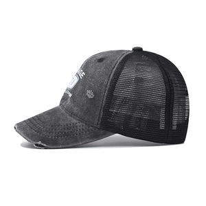 Vue latérale casquette trucker vintage avec broderie Vintage 74 et détails usés effet déchiré