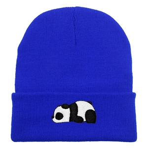 Nahaufnahme der Panda-Stickerei auf einer blauen Strickmütze mit Umschlag für den Winter