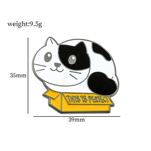 Détail du pin's chat noir et blanc en émail avec dimensions de 35 mm par 39 mm