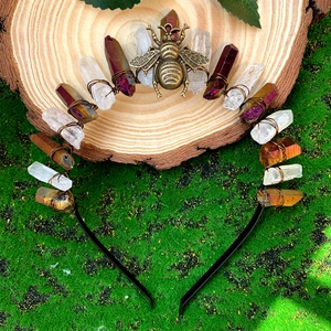Serre-tête couronne en cristal naturel avec abeille en bronze sur fond de mousse