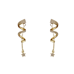 Boucles d'oreilles serpent dorées avec pompons en diamant et pendentifs en étoile