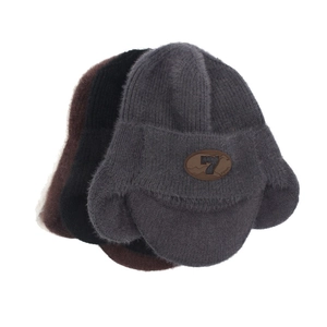 Bonnets d'hiver tricotés avec protège-oreilles en gris, noir et marron et doublure polaire