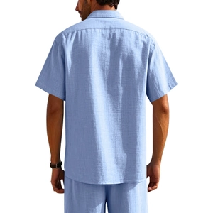 Achteraanzicht van een lichtblauw linnen set met korte mouwen shirt en korte broek