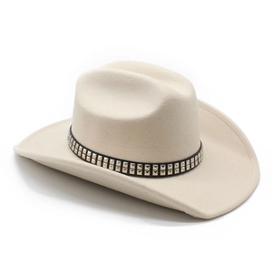 Classico cappello da cowboy in feltro di lana beige con fascia nera e borchie d'argento