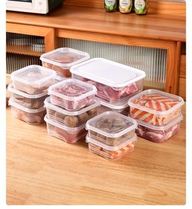 Stapelbare transparente Frischhaltedosen mit frischem Fleisch in der Küche