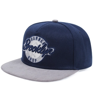 Détail de la broderie Brooklyn sur la casquette de baseball hip hop à visière plate