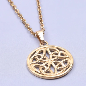 Gros plan du pendentif nœud celtique doré avec placage sous vide 18 carats sur chaîne O