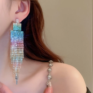 Gros plan de boucles d'oreilles longues à franges en strass dégradés colorés