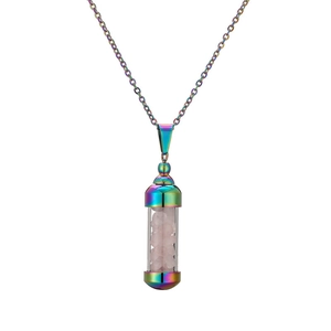 Detalle del collar con colgante de botella de perfume arcoíris con cristales rosas