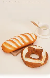 Realistische künstliche Laugengebäck-Modelle auf Holztablett für Wohndeko