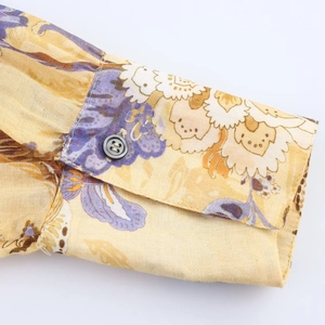 Dettaglio del polsino della camicia in misto lino con stampa floreale e bottone