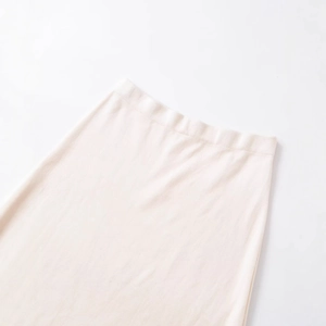 Elegante gonna midi in maglia di pizzo con perline beige e dettagli in vita