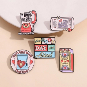 Lot de 5 épinglettes en émail rétro avec motifs cœur rose, téléphone et ticket