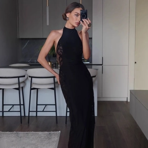 Robe longue licou noire chic avec empiècements en dentelle transparente pour soirée