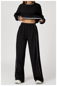 Détail du pantalon de jogging taille haute élastique avec rayures blanches sur noir