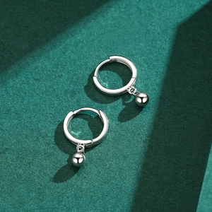 Eleganti orecchini a cerchio in argento s925 con perla lucida su sfondo verde scuro