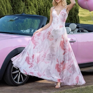 Détail de la robe longue en mesh à col V avec imprimé marbre rose près d'une voiture