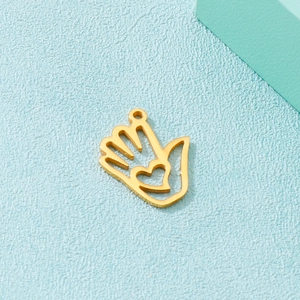 Polierter goldener Edelstahl-Handanhänger mit einem herzförmigen Ausschnitt-Detail