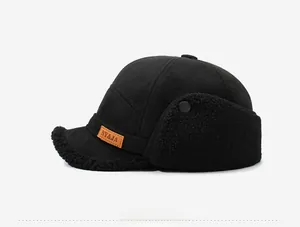 Detail van wintermuts voor heren met voering van imitatiebont en leren patch van NY & JA
