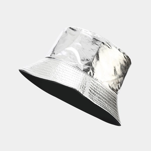 Détail de la finition en cuir PU argenté métallique et doublure noire du chapeau bob
