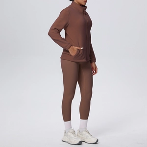 Vista laterale del completo da yoga termico marrone scuro con giacca a zip e pantaloni alti