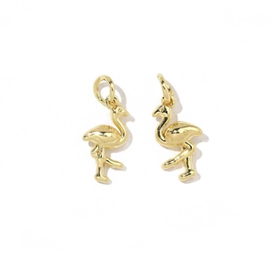 Gros plan de deux pendentifs flamant rose dorés avec anneaux pour bijoux DIY