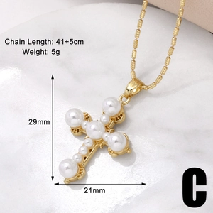 Detailansicht des Perlen-Kreuzanhängers mit Maßen 29x21mm und 41+5cm Perlenkette für Damen