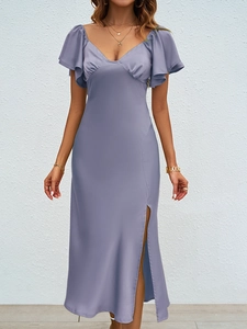 Détail de robe satin lilas avec manches à volants et fente latérale haute sexy
