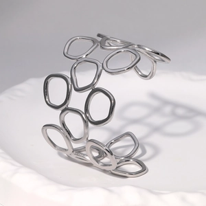 Bracelet jonc ouvert en acier inoxydable argenté avec cercles géométriques et fini poli