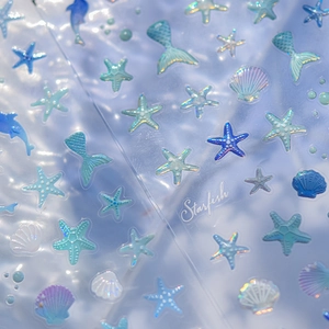 Vue macro d'autocollants holographiques pour ongles avec motifs d'étoiles de mer