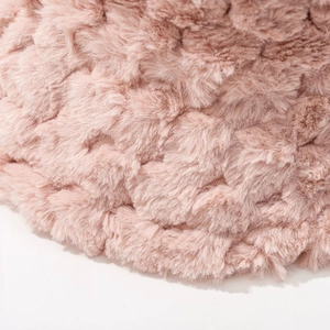 Makroaufnahme der weichen rosa Plüsch-Kunstpelz-Textur dieses Winter-Anglerhuts