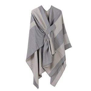 Damen Strickponcho Schal in Grau und Beige gestreift mit hochwertiger Textur im Fokus