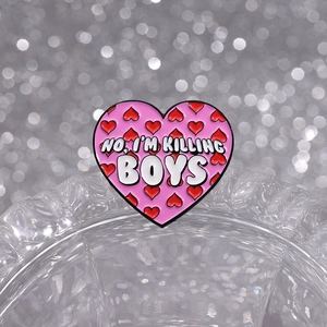 Pin's cœur rose avec texte No I'm Killing Boys et petits cœurs rouges sur métal noir
