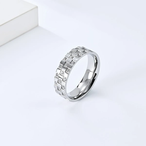 Bague en acier inoxydable argenté avec motif à carreaux et pierres de zircone
