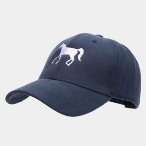 Detalle del bordado de caballo blanco y textura de lana en gorra azul marino