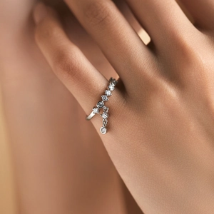 Exquisite S925 sterling silver ring with geometric charm and sparkling zircon accents