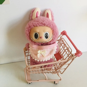 Rosa Kaninchenkostüm mit kariertem Latz für 17cm Plüschpuppe im Mini-Einkaufswagen